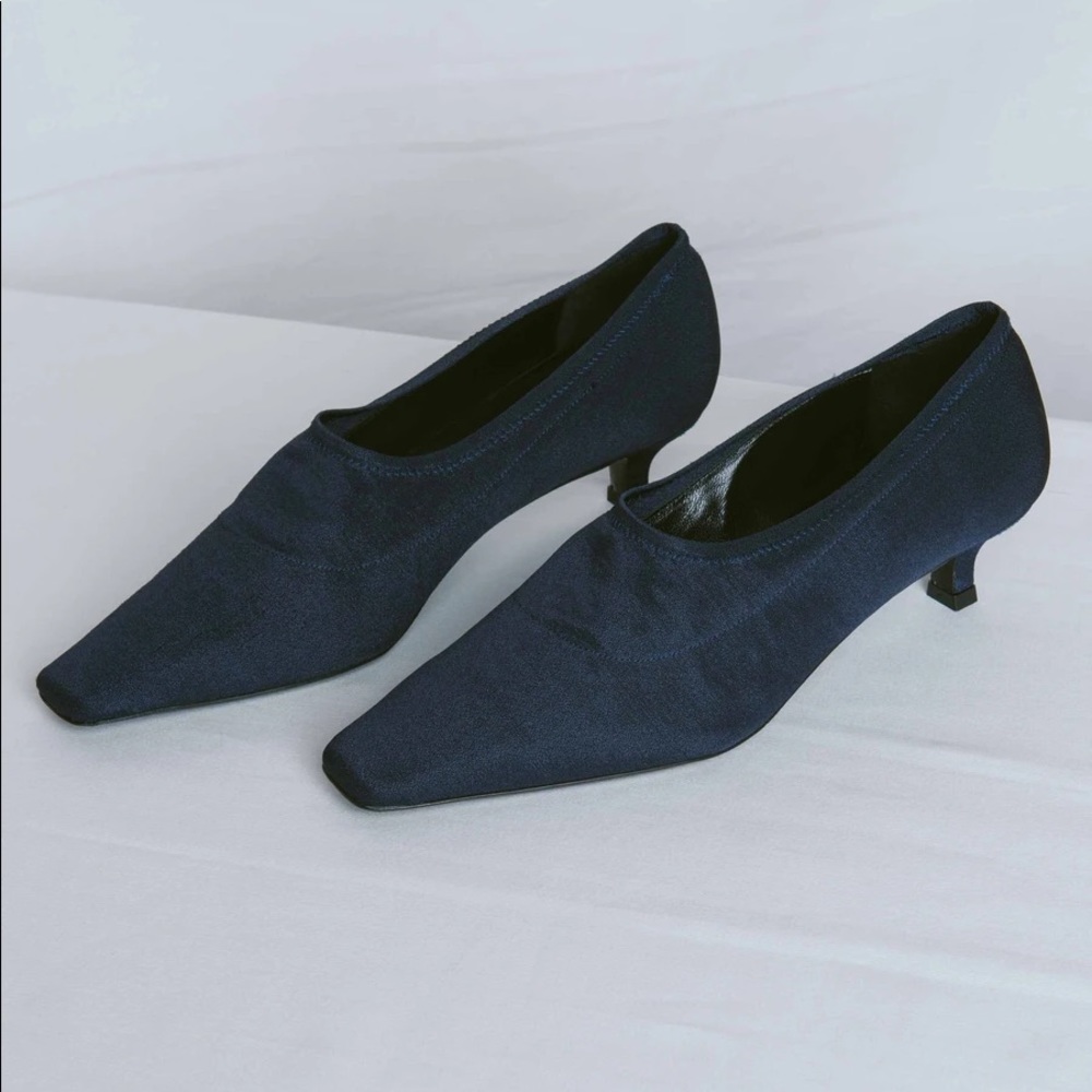 NWT BY FAR Navy Stretch Harper Kitten Heels (40)